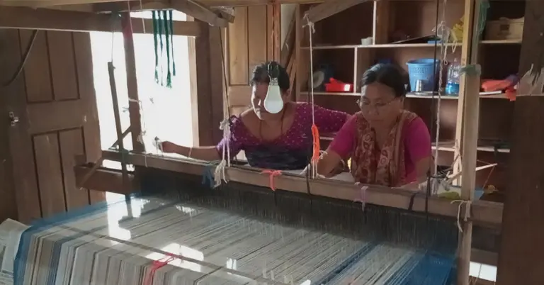 ব্যস্ত সময় পার করছেন তাঁত শিল্পীরা